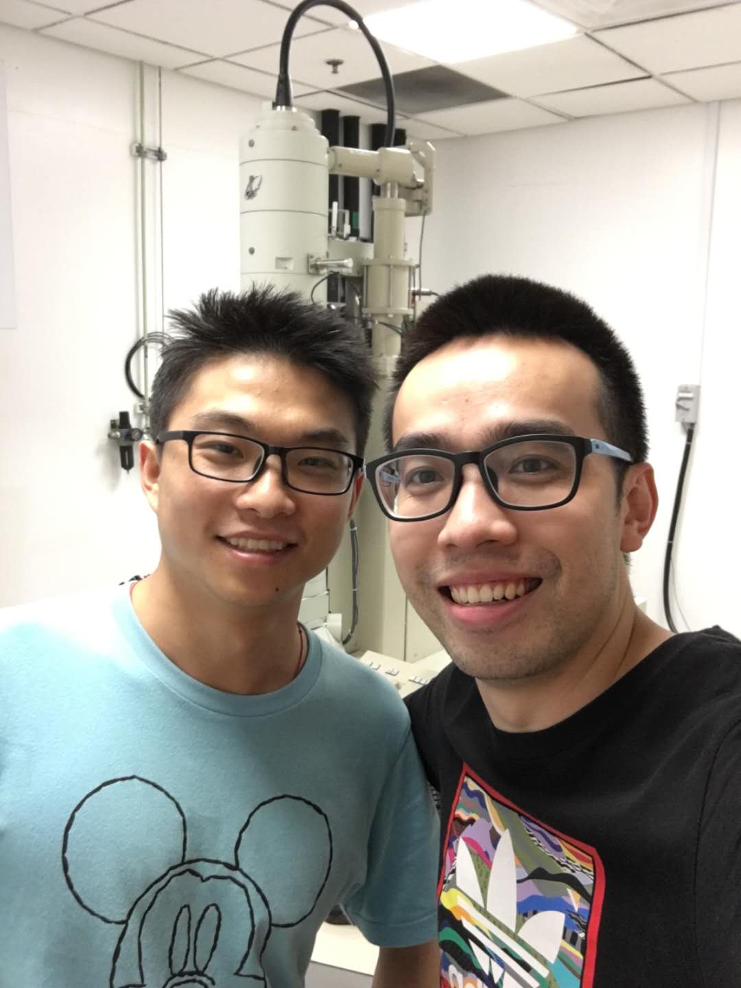 1606698855593051535.jpg 3佴建威(右)与同事一起熬夜做测试.jpg