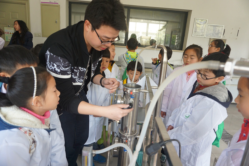 小卫士们参与实验.jpg