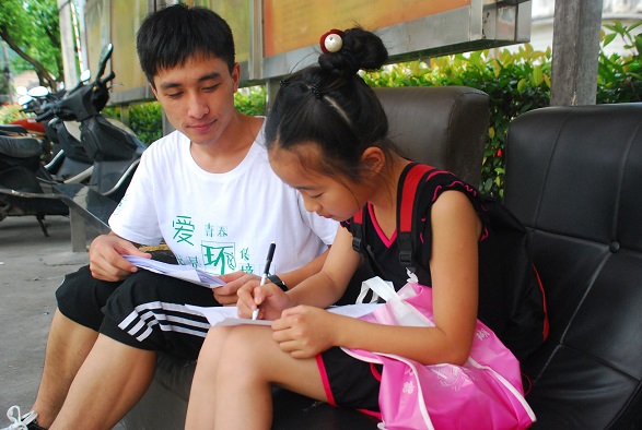 2.小朋友参与问卷调查1.jpg