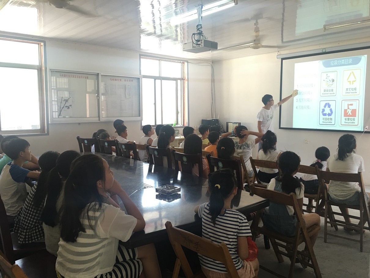丰老师给孩子们上环保课-垃圾分类.jpg