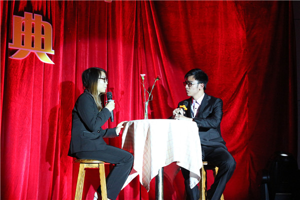 图九：主持人采访创新奖得主.jpg